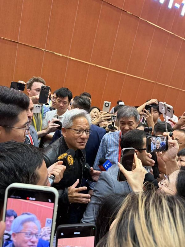 聚合财富 黄仁勋：中国AI发展速度惊人，研究人员为竞争做好了充分准备