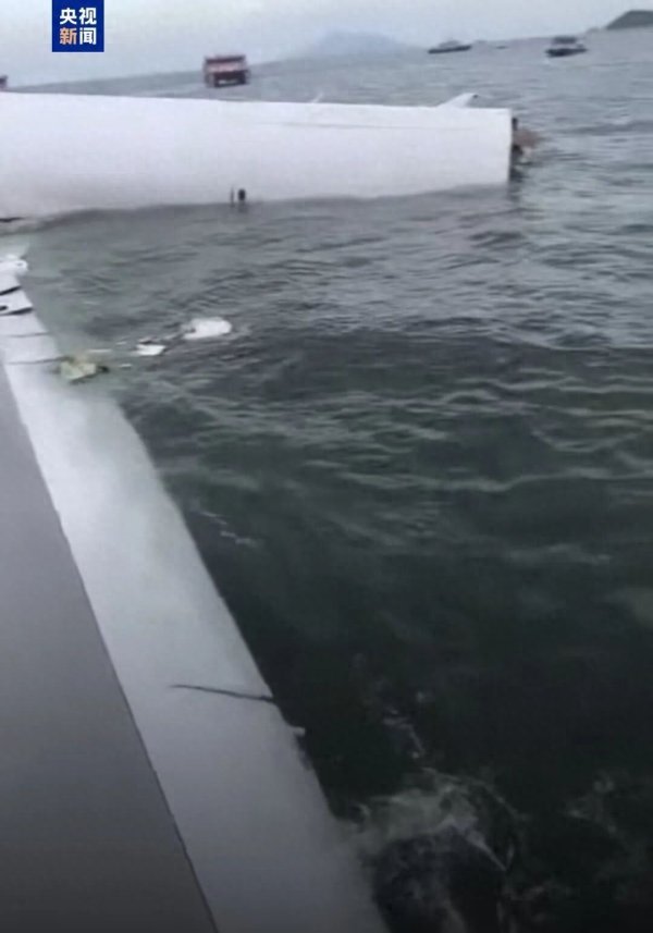 大牛配资网 香港国际机场发生事故已致2人死亡：一货机冲出跑道坠海，机场地勤车被撞